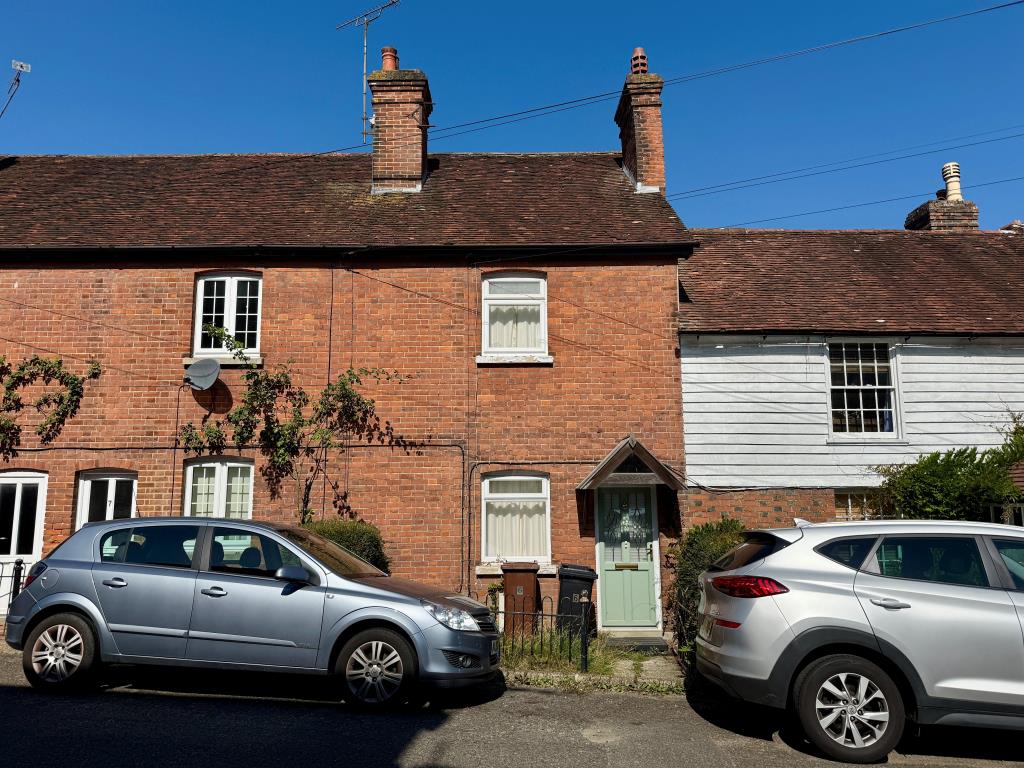 Lot: 118 - TWO-BEDROOM MID-TERRACE HOUSE FOR IMPROVEMENT - Mid terrace house